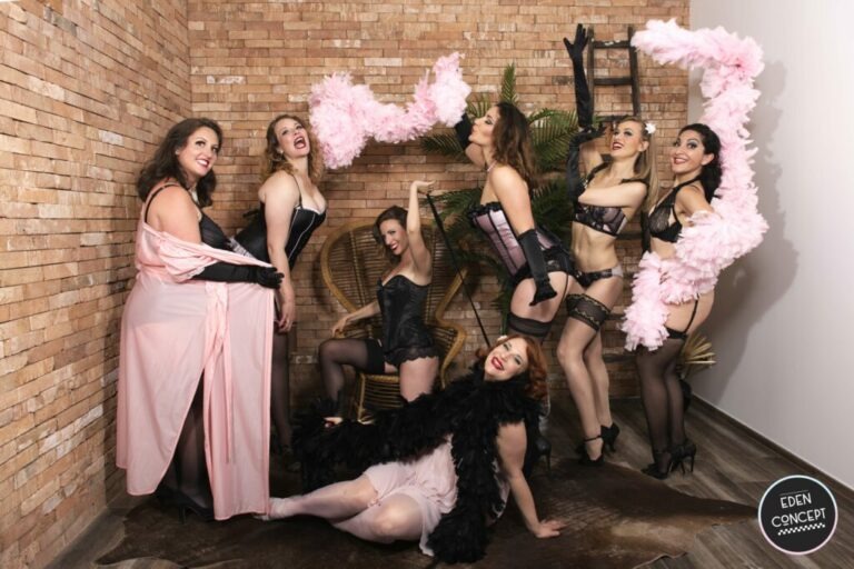 Ô Boudoir Ecole de Féminité et sensualité. Danse, stages et cours Burlesque. Cabinet d'Intimité, sexo-thérapie et coaching féminité. Bar à Curiosité Glamour et Spectacles cabaret. EVJF Enterrement de vie de jeune fille et EVG à Lyon.