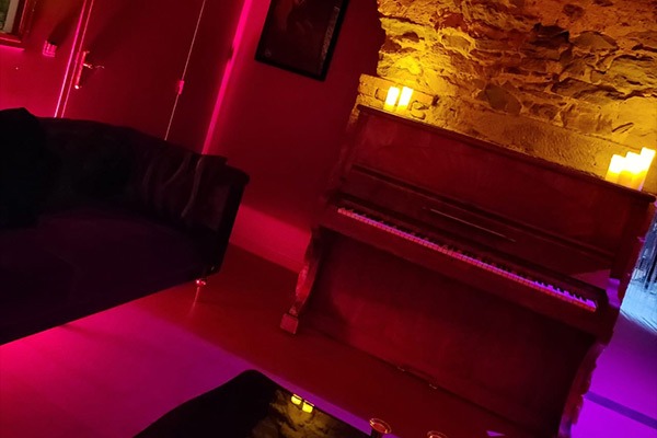 Le Bar - Ô Boudoir – Ecole et cours, cabinet coaching, EVJF et bar cabaret de Féminité, glamour et sensualité.