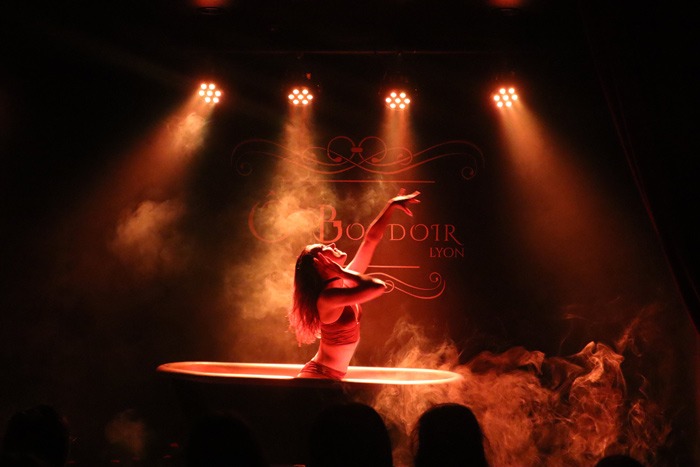 Ecole de danse Effeuillage burlesque glamour et soirées spectacle cabaret à Lyon