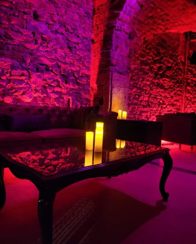 Ô Boudoir Lyon lieu à privatiser pour soirée entre filles groupe Presqu’Ile de Lyon 69 Privatisation de bar à Lyon – Ecole et cours, cabinet coaching, EVJF et bar cabaret de Féminité, glamour et sensualité.