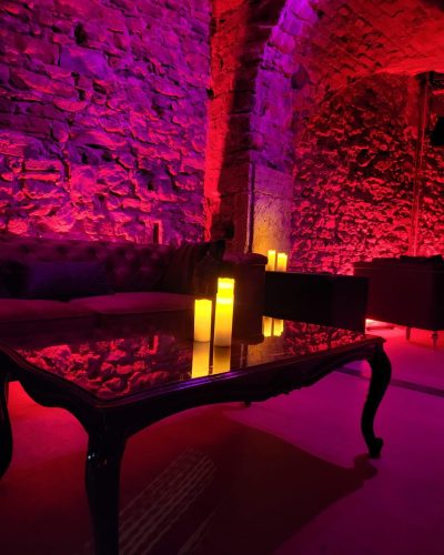 Ô Boudoir Lyon lieu à privatiser pour soirée entre filles groupe Presqu’Ile de Lyon 69 Privatisation de bar à Lyon – Ecole et cours, cabinet coaching, EVJF et bar cabaret de Féminité, glamour et sensualité.
