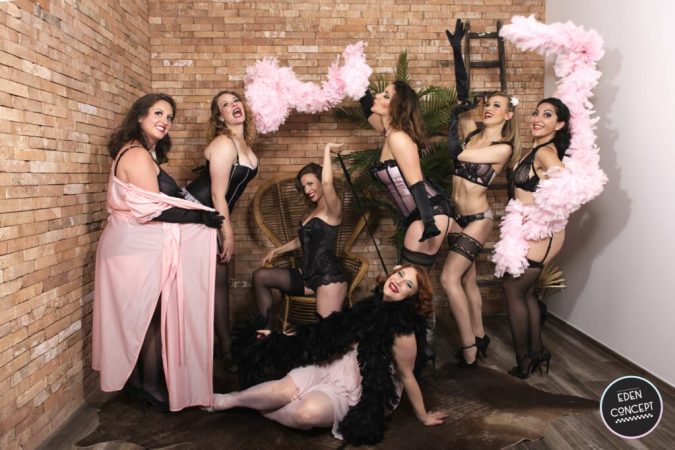 Ô Boudoir Ecole de Féminité et sensualité. Danse, stages et cours Burlesque. Cabinet d'Intimité, sexo-thérapie et coaching féminité. Bar à Curiosité Glamour et Spectacles cabaret. EVJF Enterrement de vie de jeune fille et EVG à Lyon.